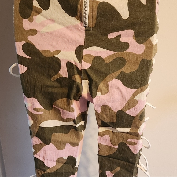 Camo Lace Up Jeggings - Picture 3 of 4